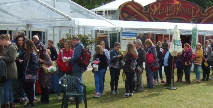 queue of young readers (c) Paul Thompson